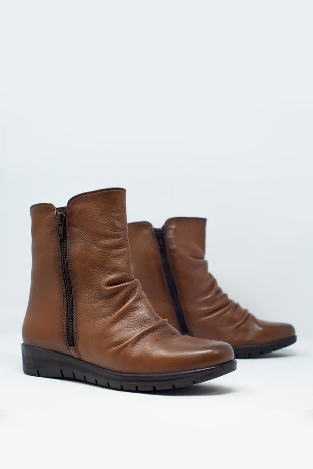 Low Brown Boots With Zipper and Round Nose