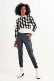 Knitted Sweater With Houndstooth Pattern and Long Sleeves