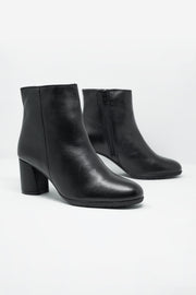 Black Blocked Mid Heeled Ankle Boots With Round Toe