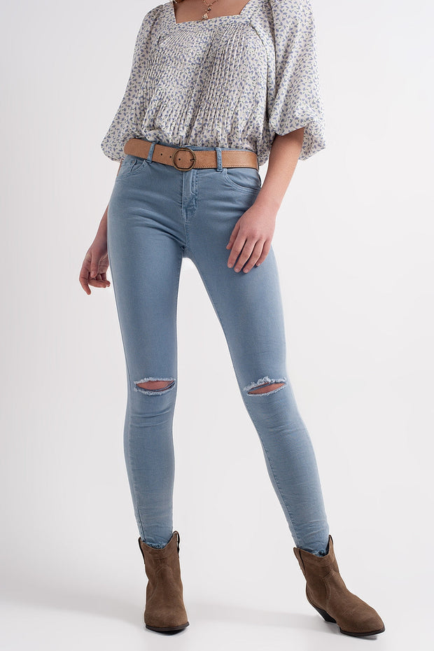 Jean With Distressed Knee in Blue